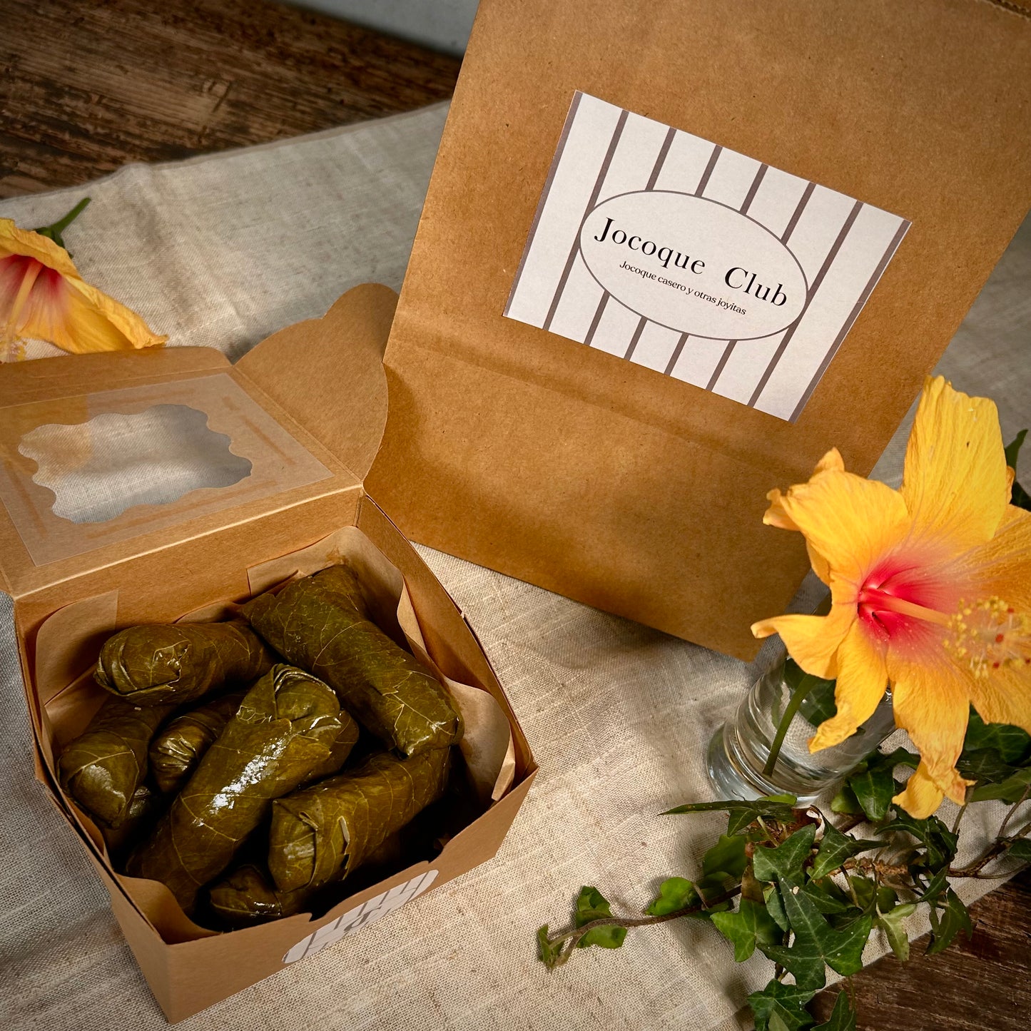 Hojas de parra veganas rellenas de arroz, nuez y alcachofa.